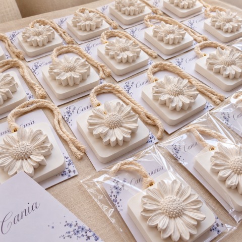 Producción artesanal de piedras difusoras con tarjetas personalizadas